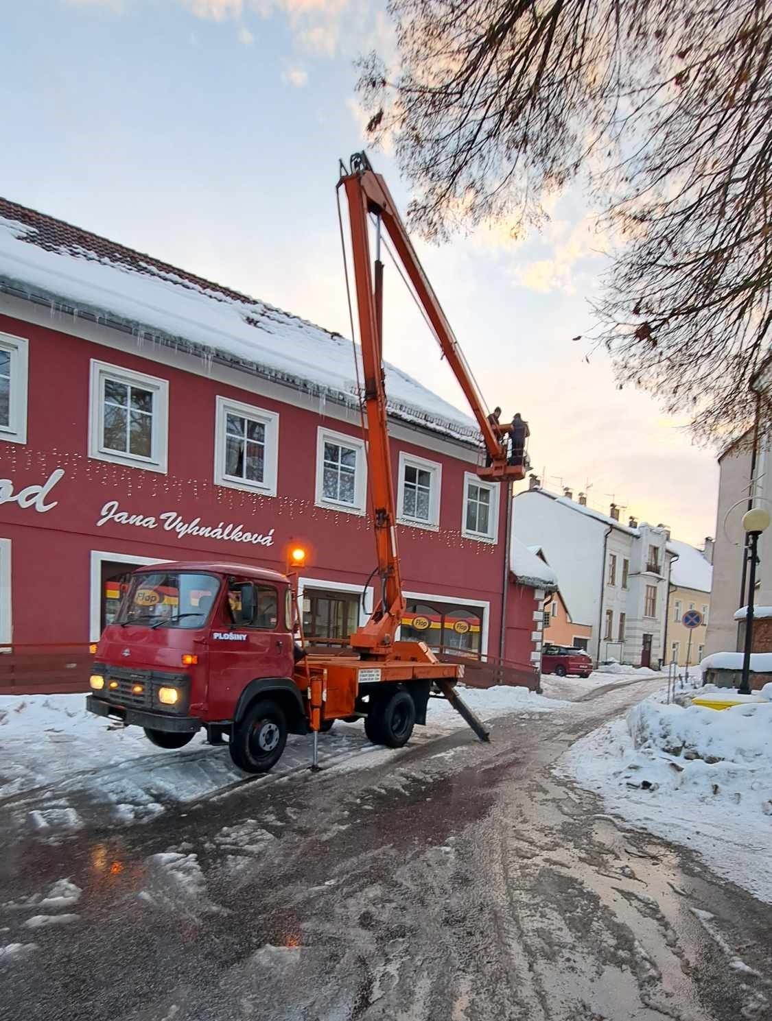 Výšková plošina KOSTKA při práci na budově v Kamenici nad Lipou