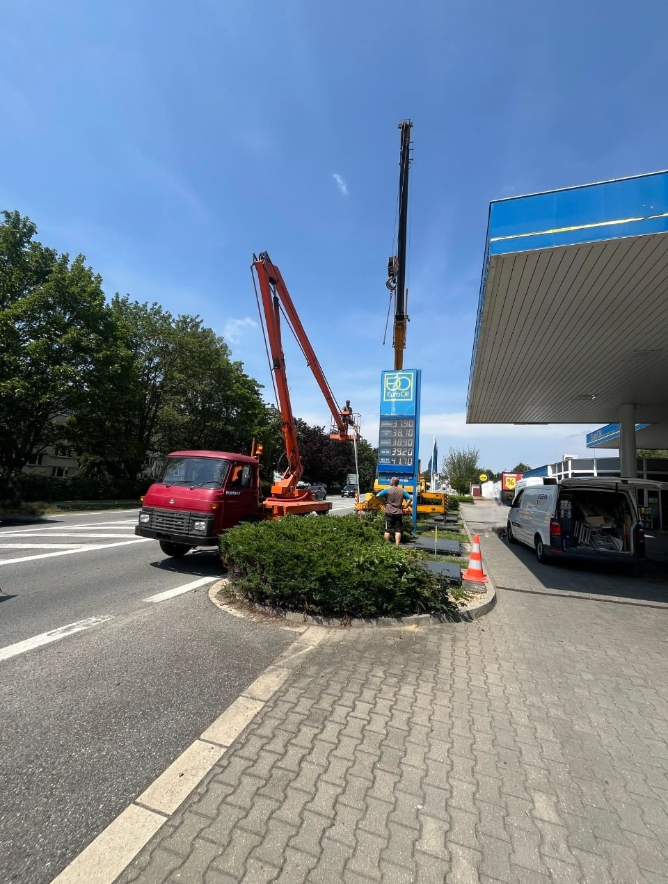 Plošina AVIA při montážních pracích