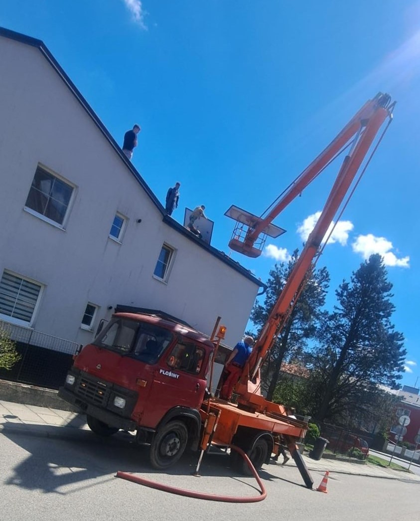 Realizace — plošina s pracovníkem v koši