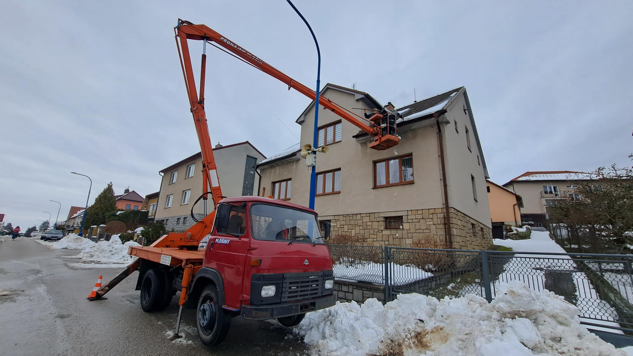 Práce s plošinou u rodinného domu